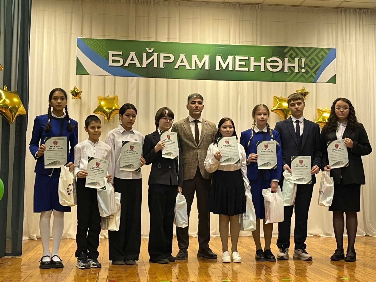 «Аврора» таланттарҙы үҫтереү үҙәге директоры Ренат Кәримов  гимназия юбилейына арналған конкурс еңеүселәре менән.