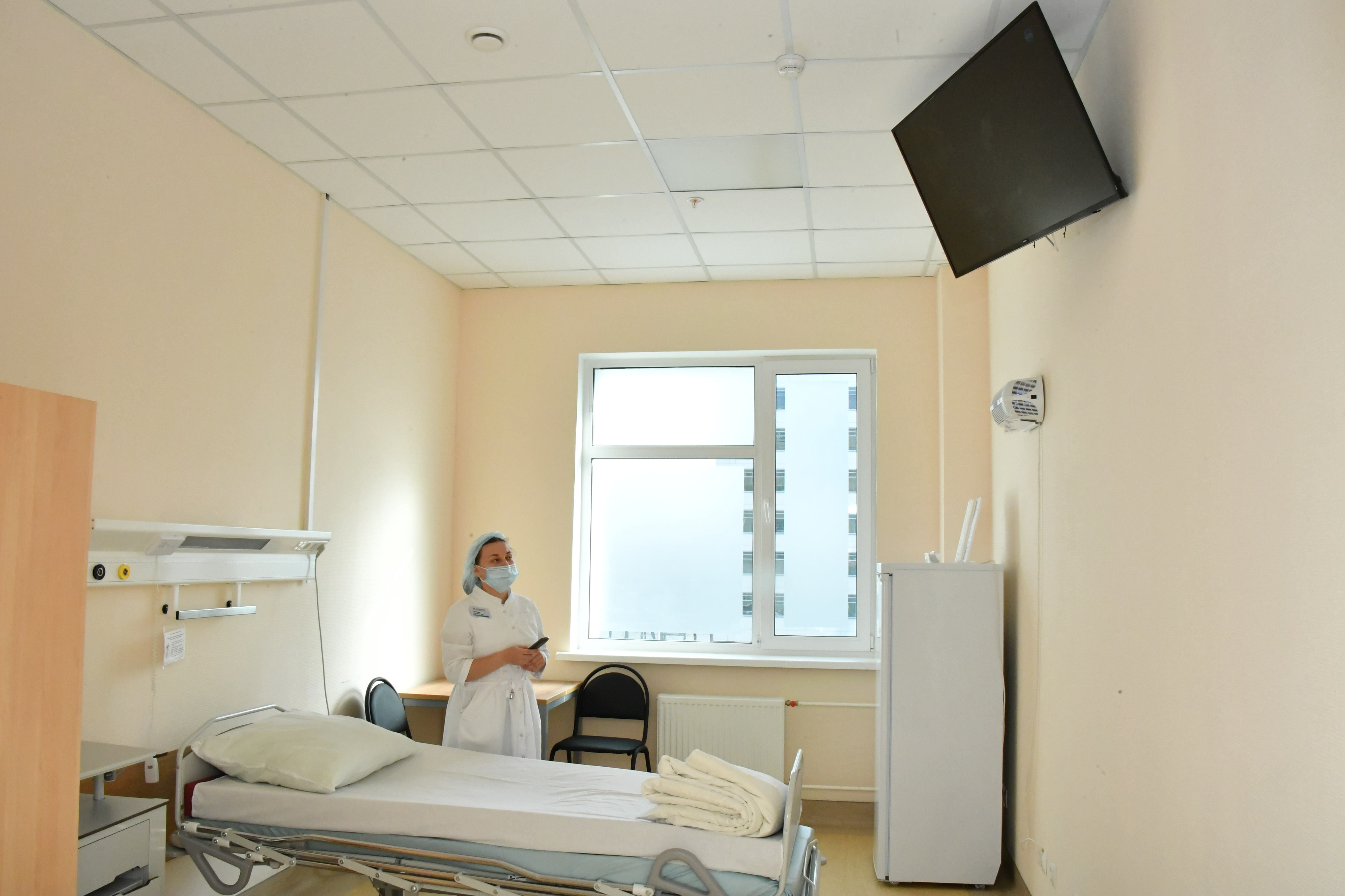 Больные в хирургическом корпусе лежат  в палатах, где есть душ, холодильник и телевизор.