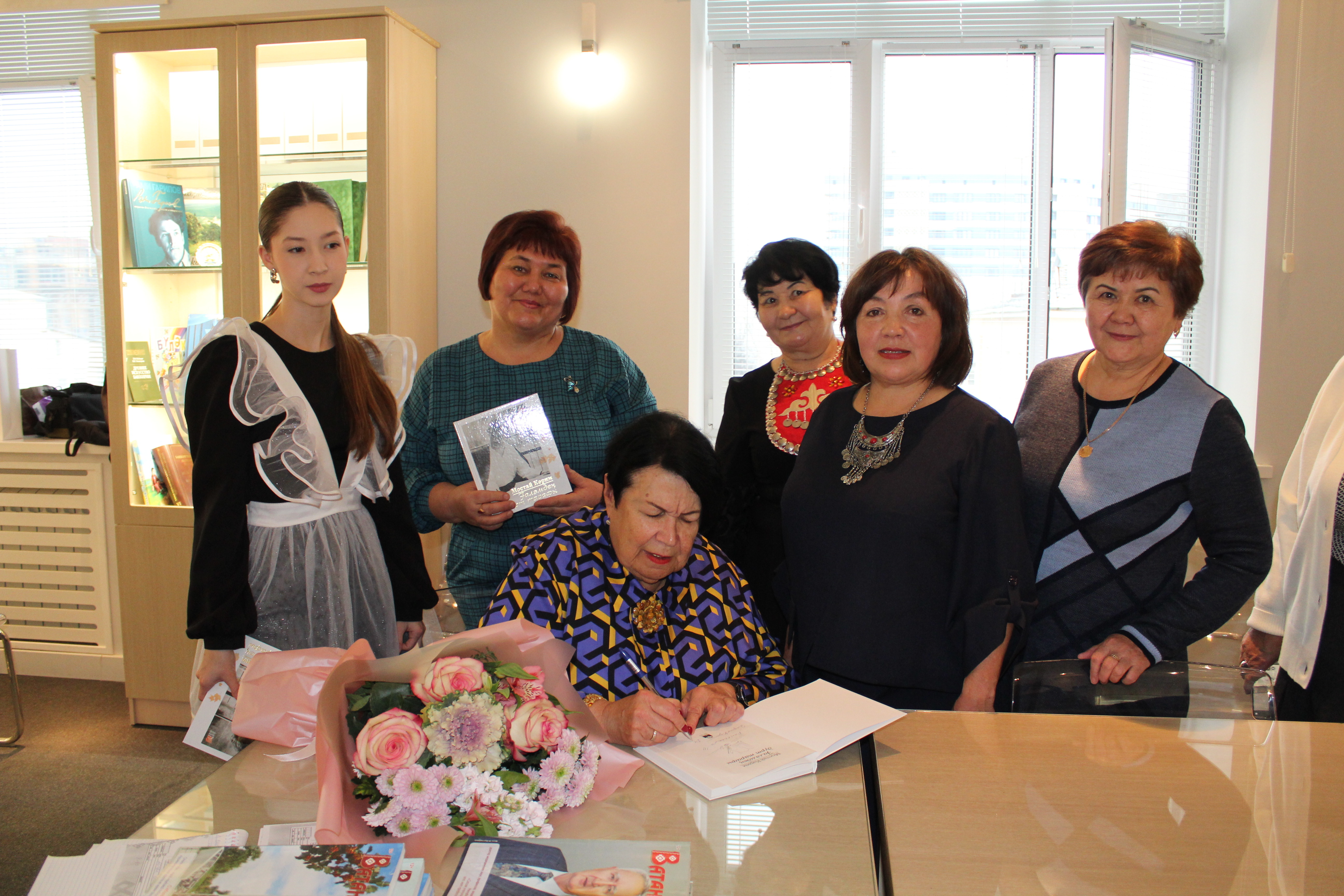 Мостай Кәрим исемендәге фонд еңеүселәргә  шағирҙың китаптарын бүләк итте.