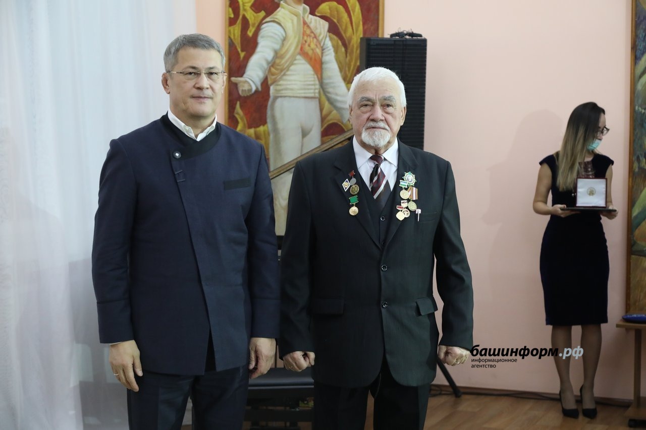 Глава Башкортостана наградил деятелей культуры государственными наградами
