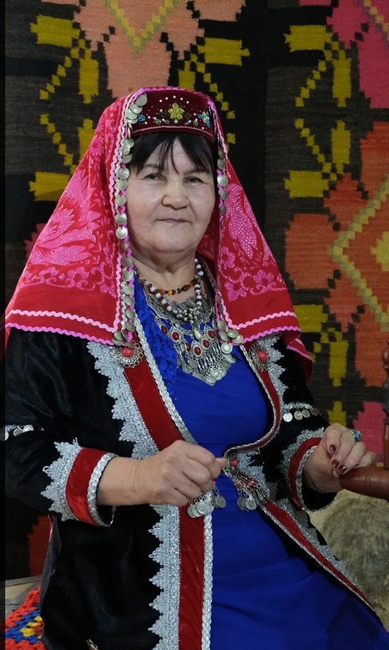 Яҡташыбыҙ сит тарафтарҙа ла  туған телен, йолаларҙы онотмай.