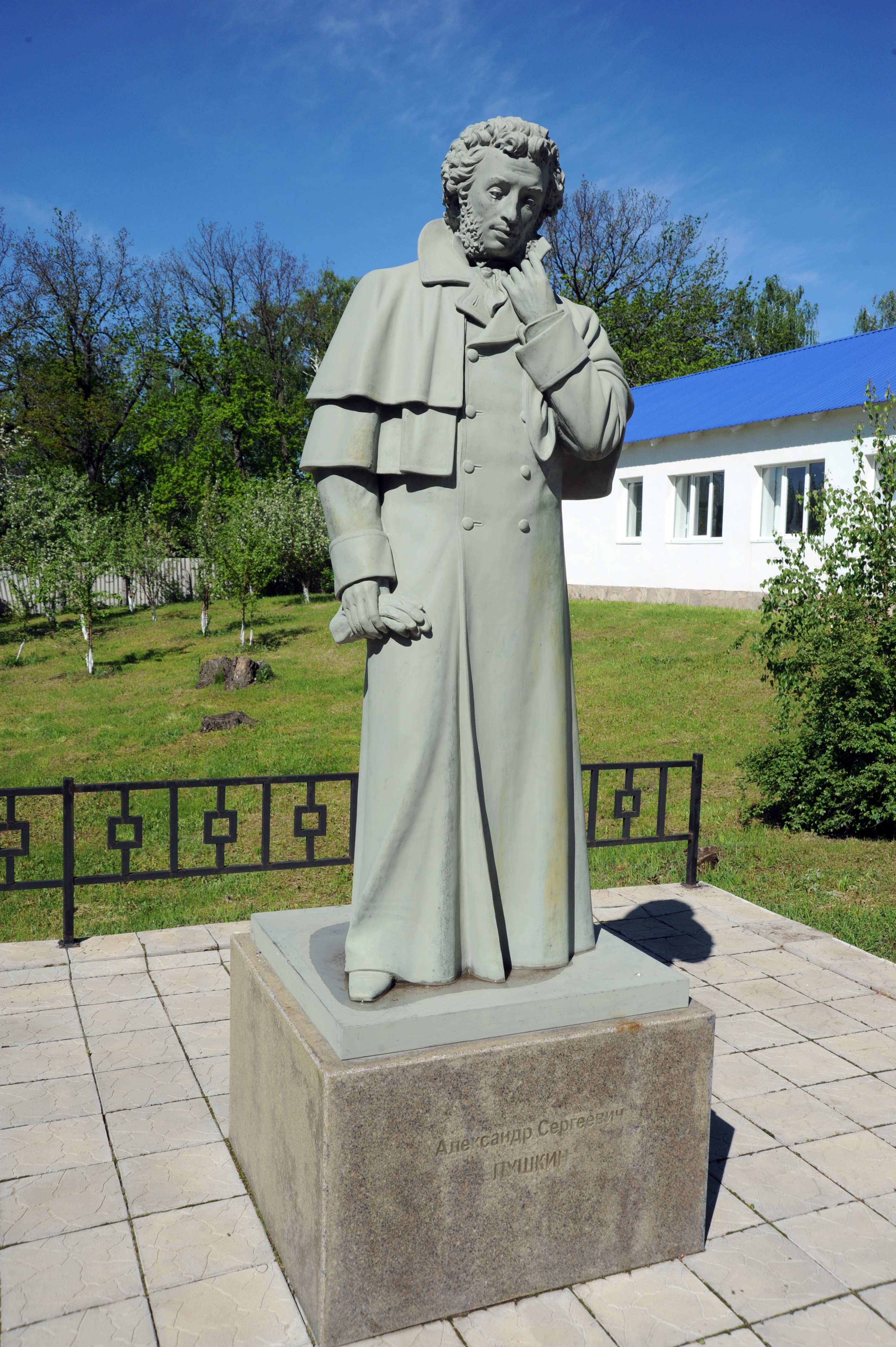 Памятник Александру Пушкину  во дворе сельской школы.