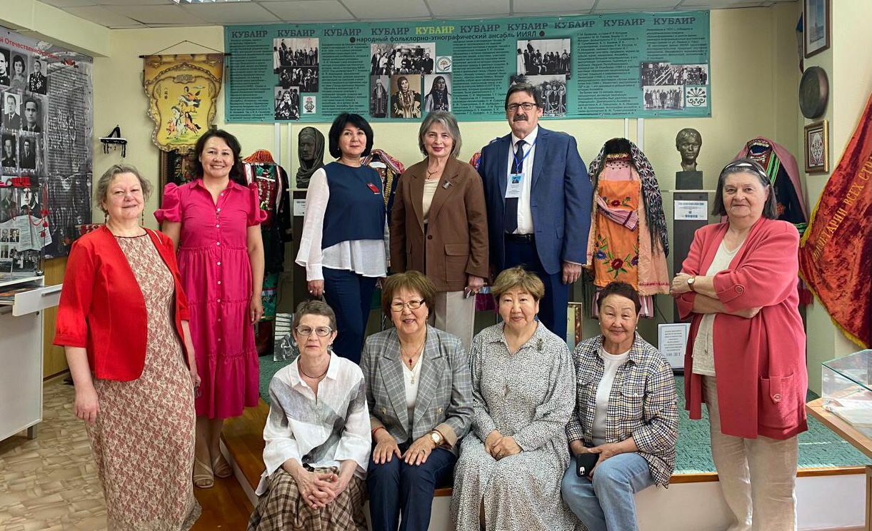 С коллегами и гостями в Музейном кабинете ИИЯЛ.