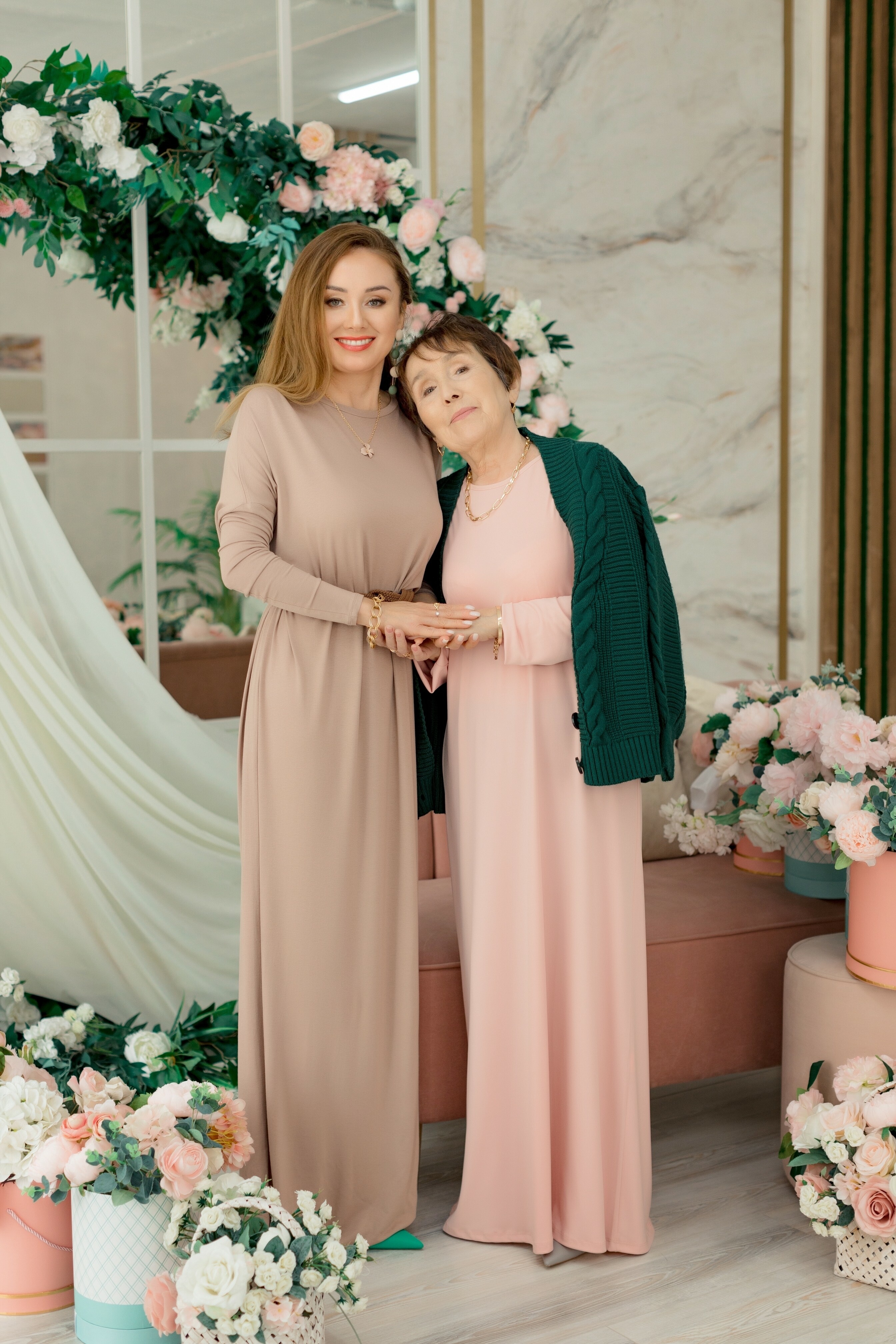 Әсәһе Сания Һиҙиәт ҡыҙы менән.