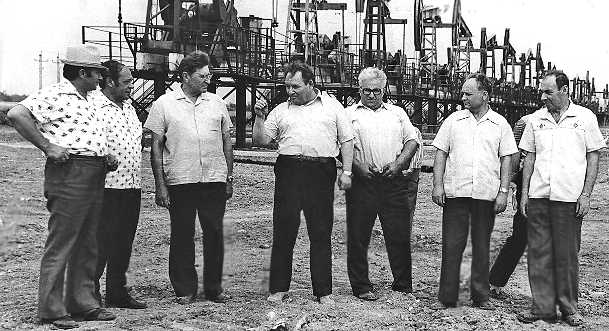 Е.Столяров (в центре) с руководством ПО «Башнефть»  на промысле НГДУ «Южарланнефть». 1980 г.