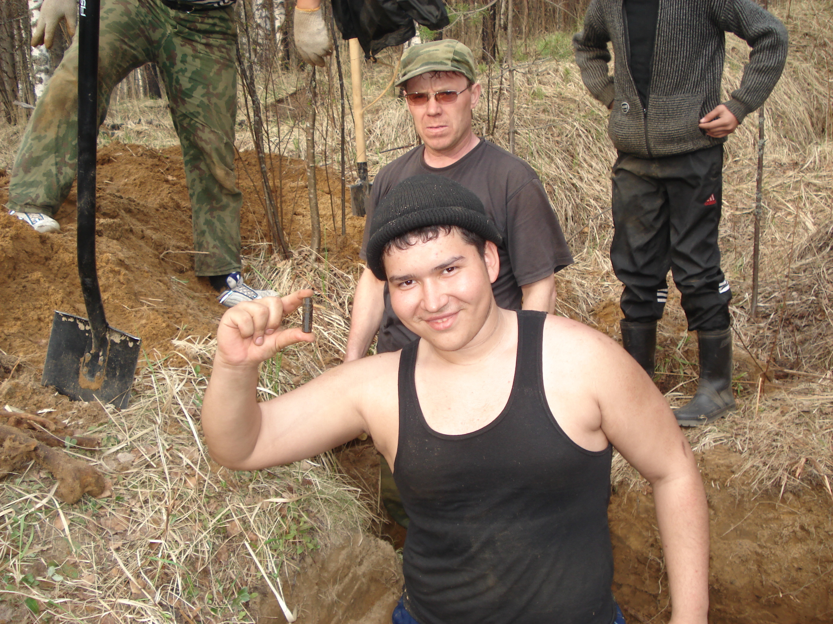 Студенты БашГУ нашли останки разведчика Рыкова и его медаль.