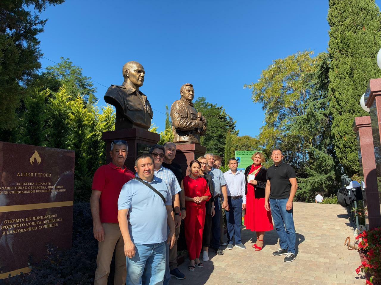 Делегация Союза журналистов РБ во время возложения цветов к памятнику Герою России Алмазу Сафину в г. Сочи. Автор проекта М.Сердюков.
