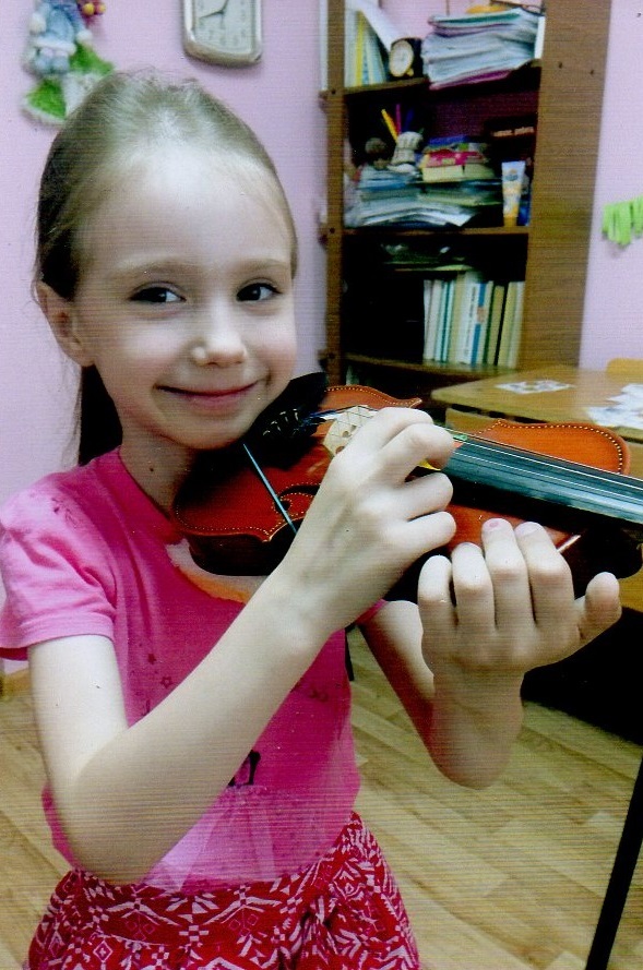 Стефания любит играть на скрипке.
