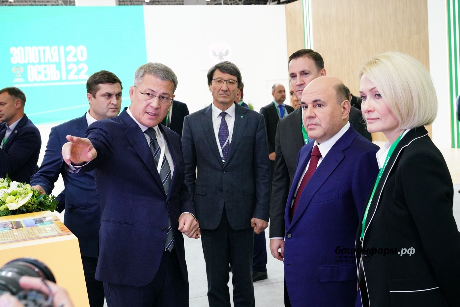 Михаил Мишустин ознакомился со стендом Башкирии на выставке «Золотая осень - 2022»