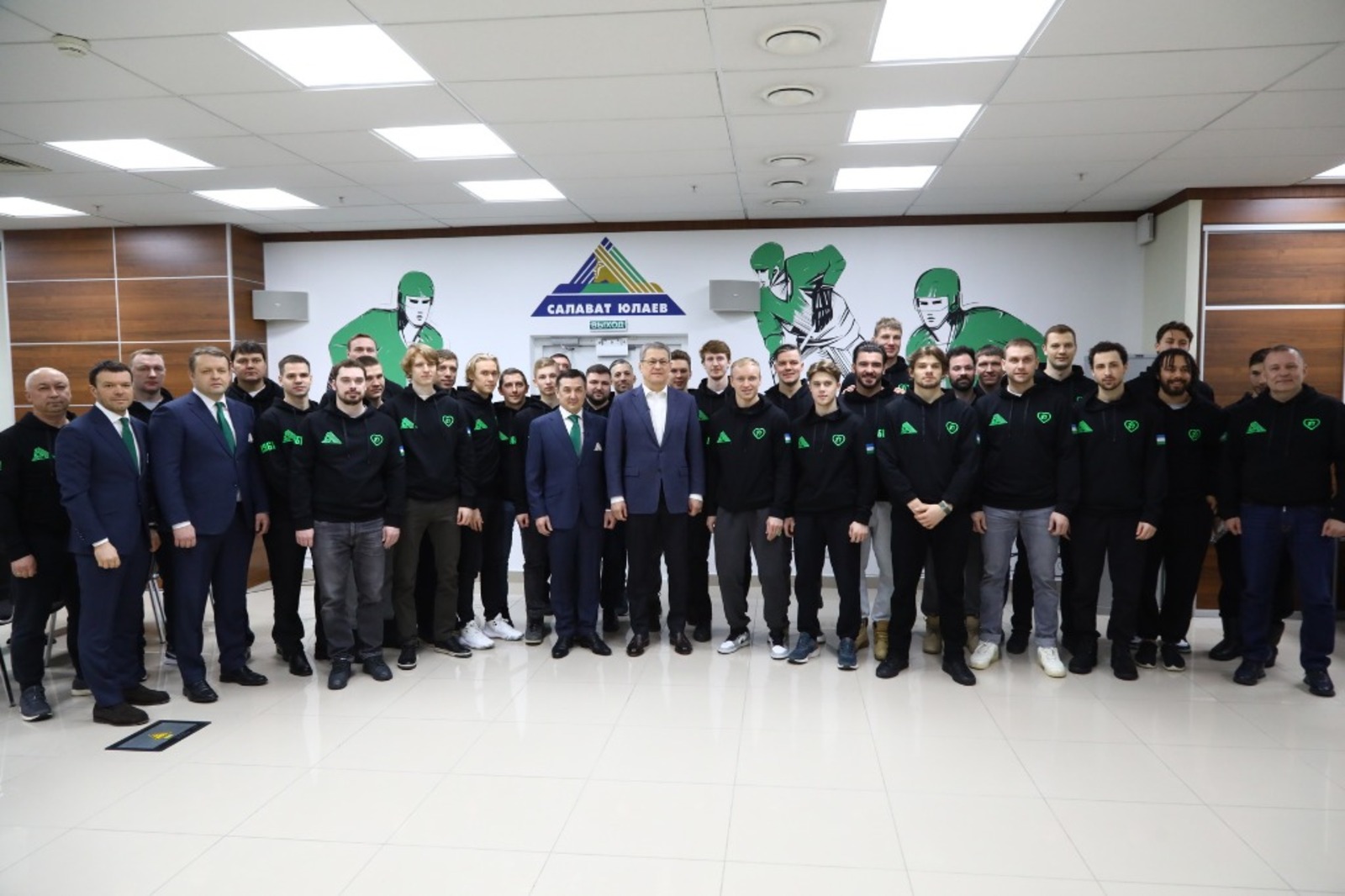Радий Хабиров пожелал удачи хоккейному клубу «Салават Юлаев» в играх плей-офф