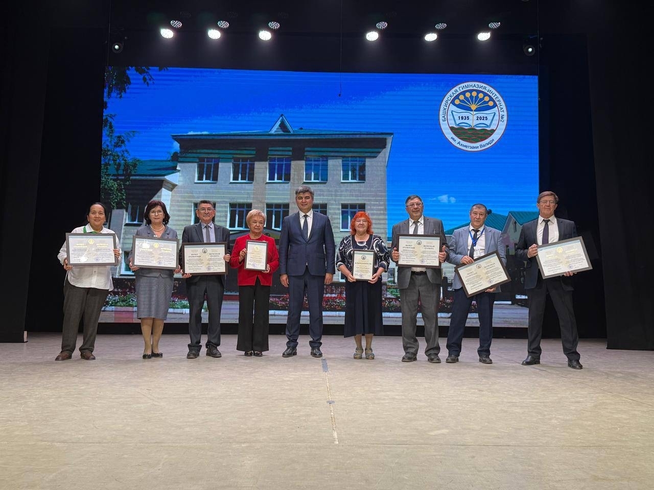 Башҡортостан Хөкүмәте Премьер-министры урынбаҫары – Башҡортостан  Республикаһы Хөкүмәте Аппараты етәксеһе Азамат Абдрахманов  бер төркөм уҡытыусыларҙы бүләкләне.