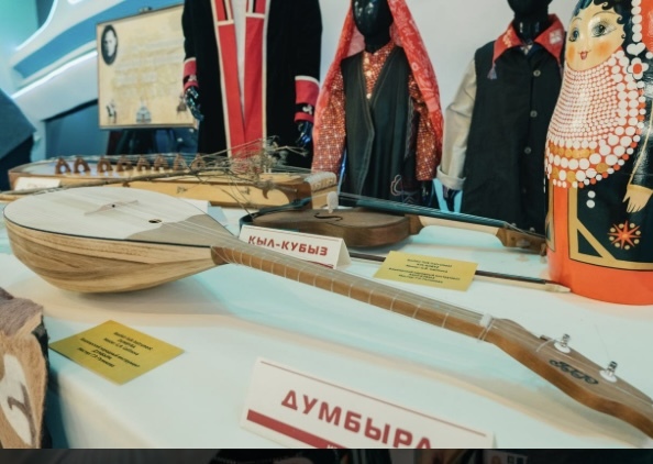 На выставке ВДНХ в Москве посетителей знакомят музыкальным наследием Башкортостана