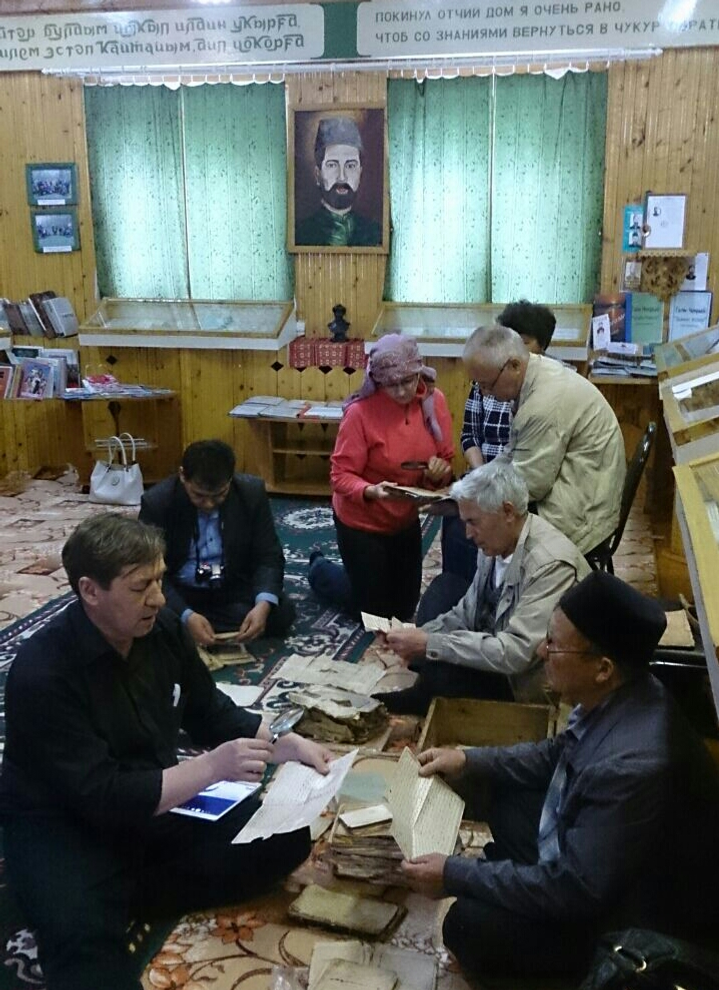 Ғалимдар Ғ.Соҡорой музейында боронғо яҙмаларҙы өйрәнә.