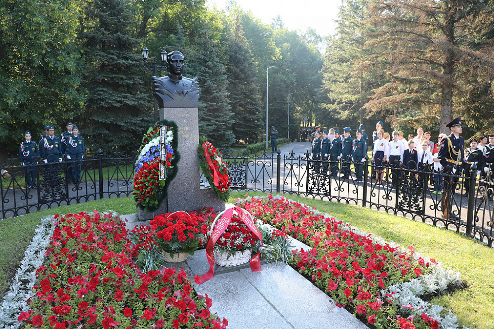 Радий Хабиров почтил память дважды Героя Советского Союза Мусы Гареева