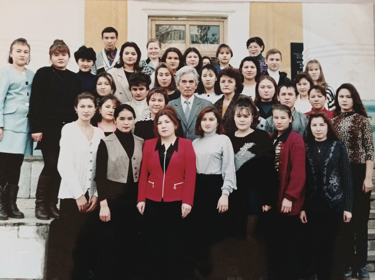 БДУ-ның башҡорт филологияһы һәм журналистика факультеты  студенттары. I курс. 1998 й.