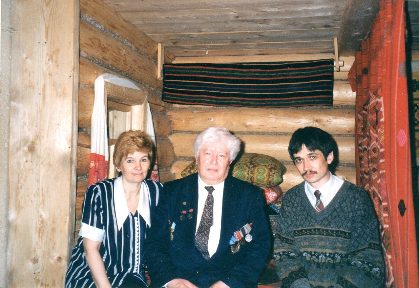 В Музее археологии и этнографии. Слева направо:  Л.Н.Мельникова, Р.Г.Кузеев, И.Г.Петров. 1997 г.