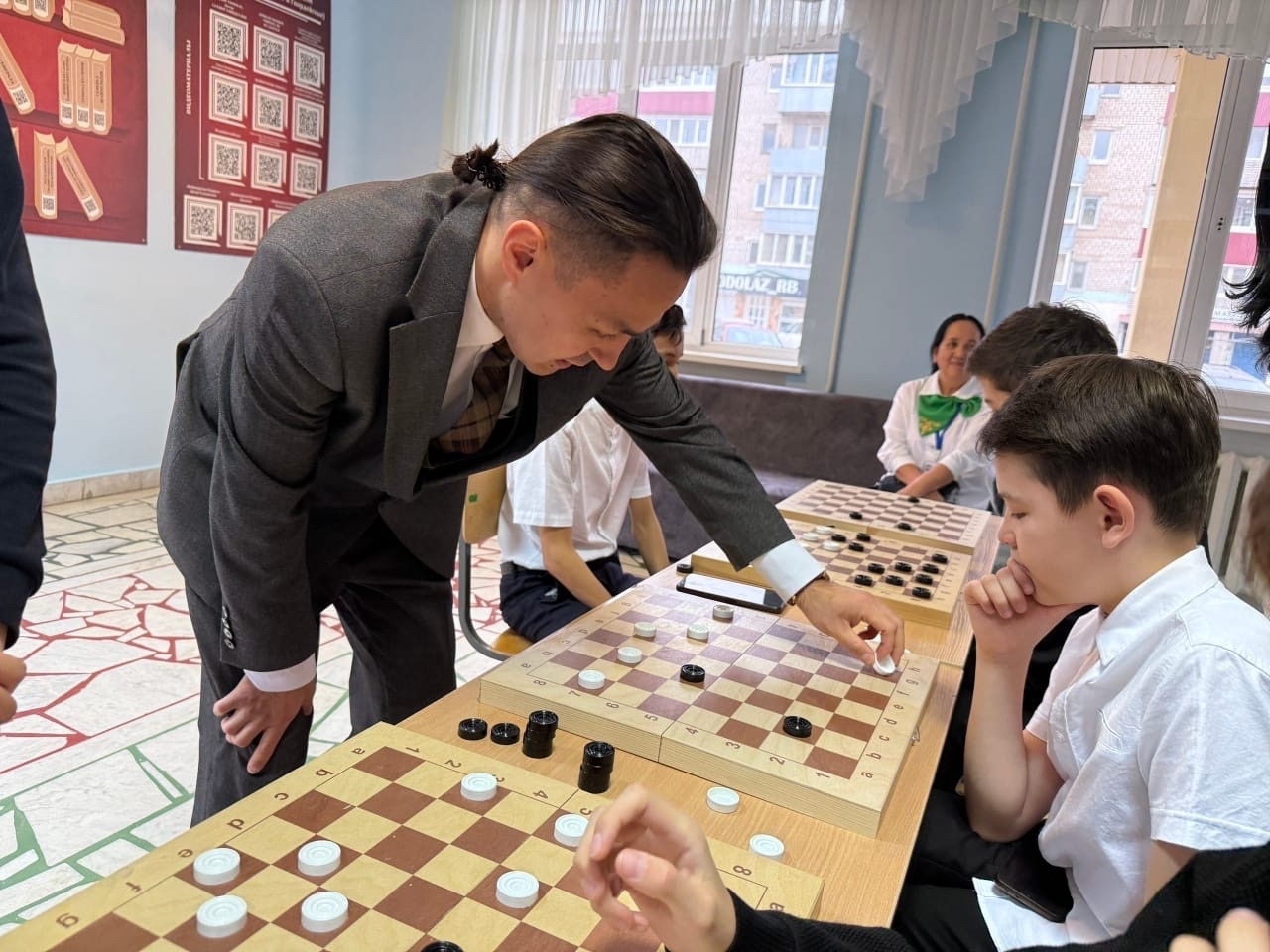 Шашка буйынса донъя чемпионы Айнур Шәйбәков  мәктәп уҡыусылары менән бер юлы уйнау сеансы үткәрҙе.