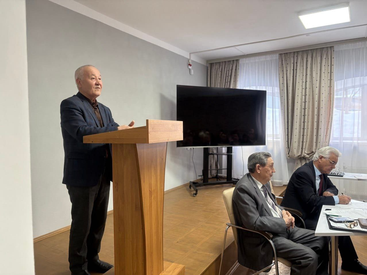 Әҙәби тәнҡит  кәрәк!