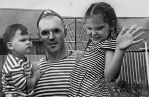 С дочерьми Миленой и Кариной.