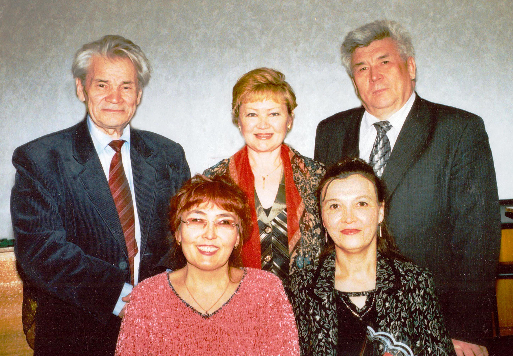 Ҡәләмдәштәре И.Кинйәбулатов, Т.Кейекбаева, Р.Тойғон,  Ә.Әсәҙуллина менән.