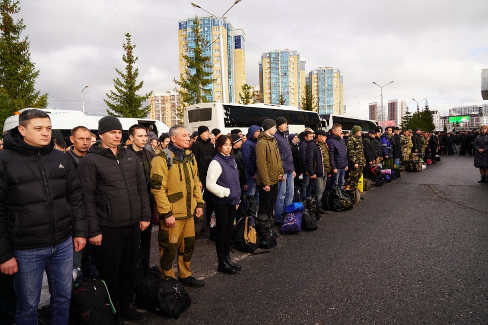 Радий Хабиров принял участие в отправке мобилизованных жителей Советского и Октябрьского районов Уфы