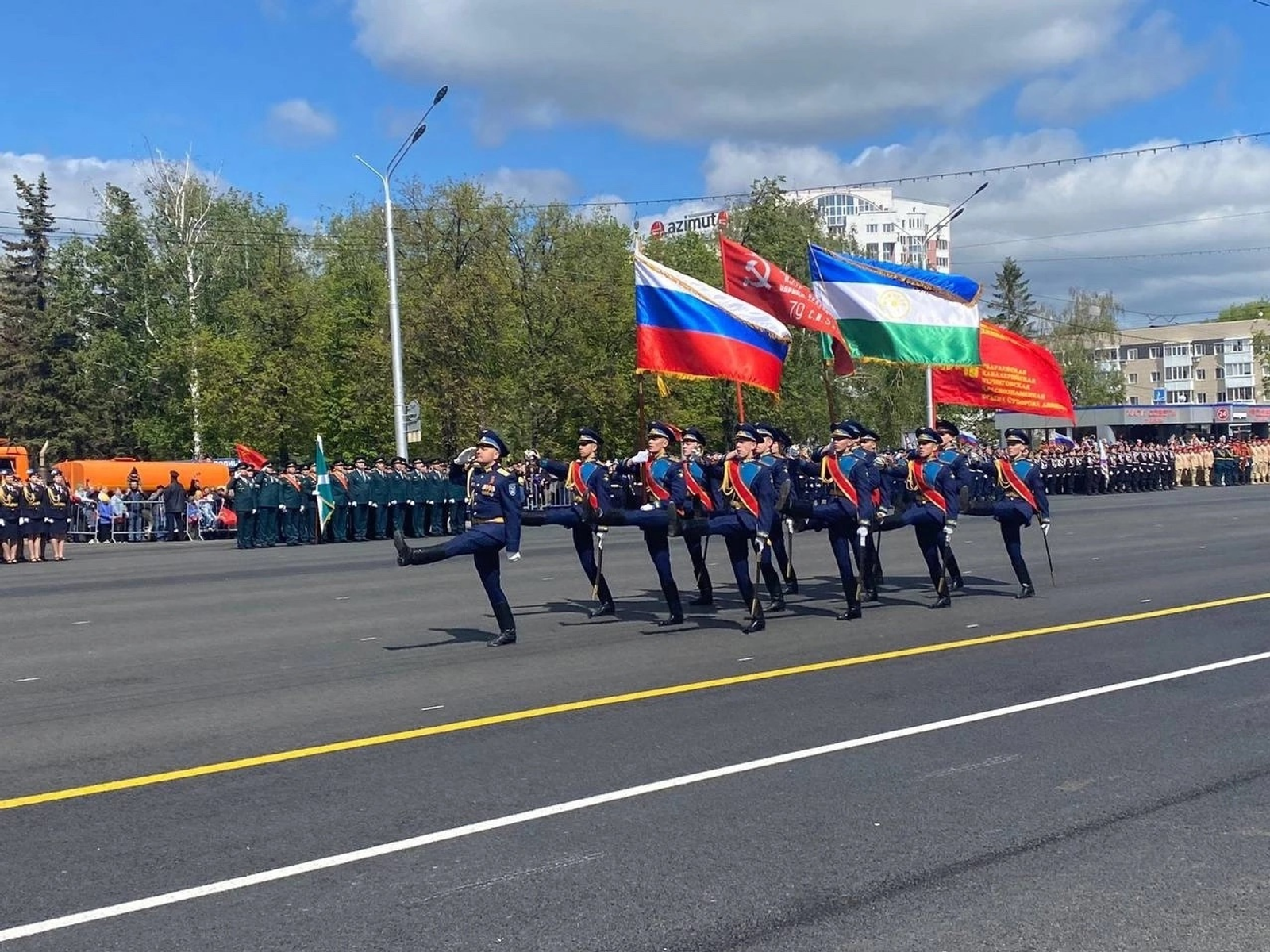 На Советской площади - выступление кадетов с оружием