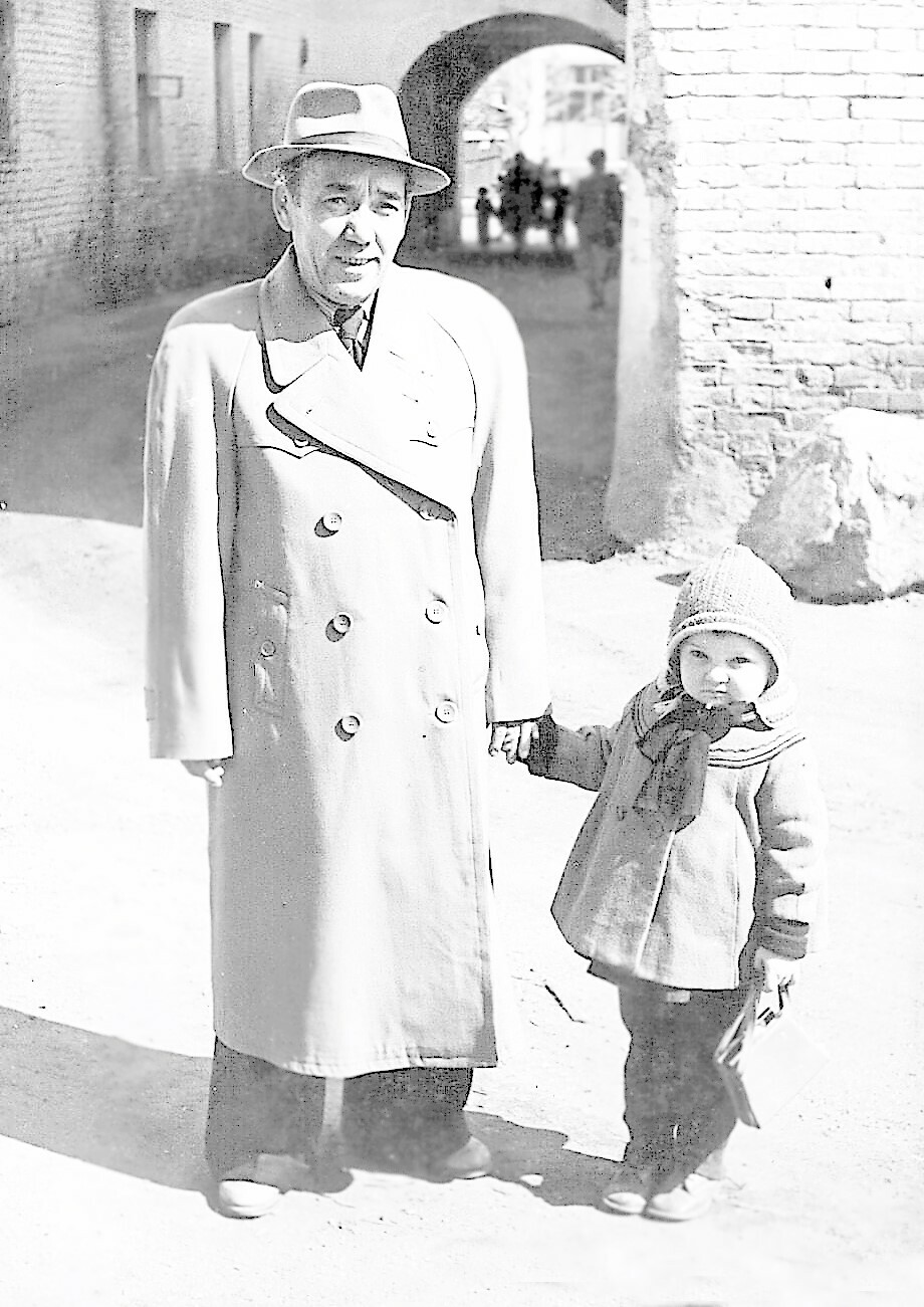Сагит Агиш с внучкой Гузель, 1959 г.