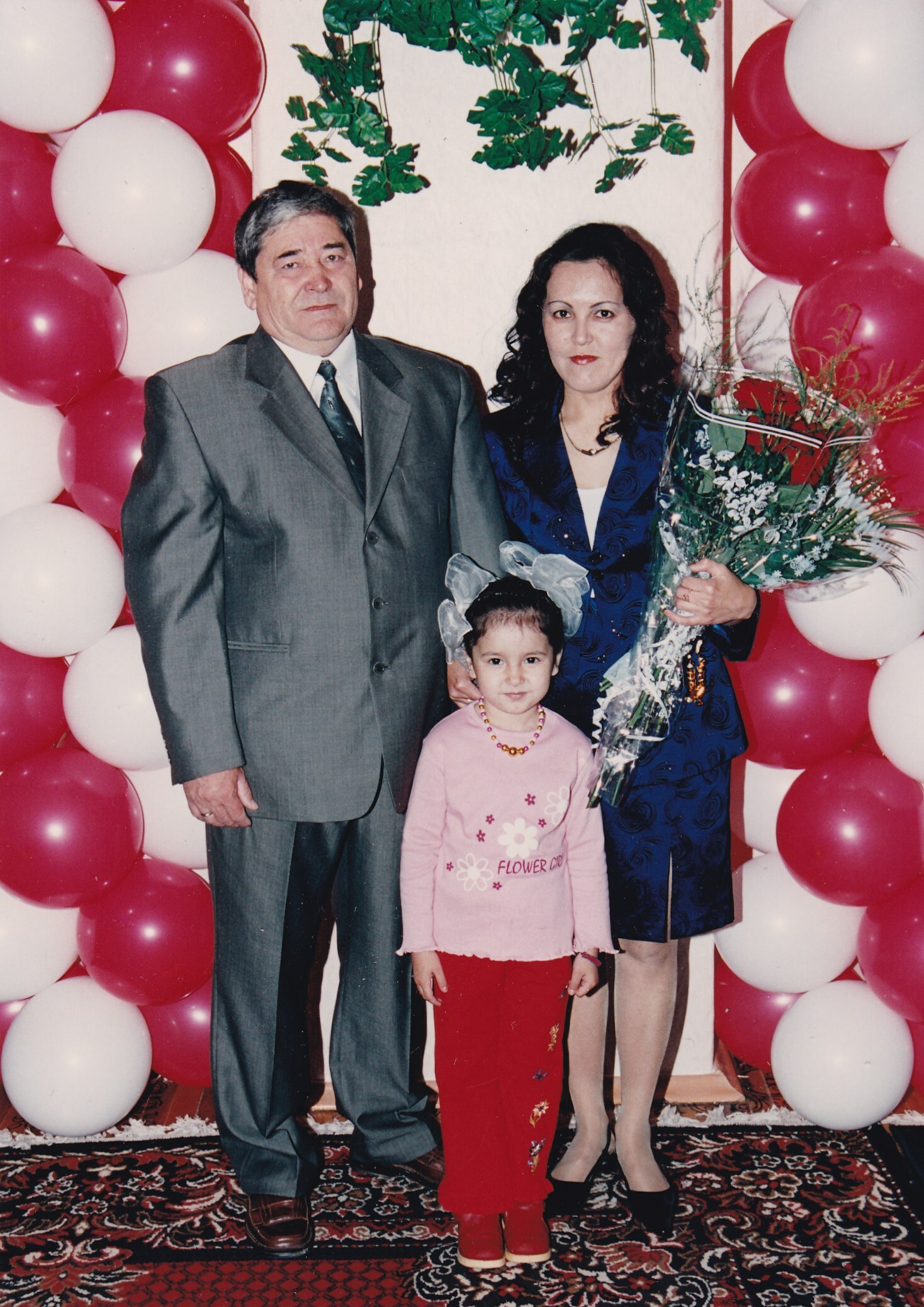 Ғәлим Хисамов ҡатыны Лилиә,  ҡыҙы Ғәлиә менән. 2004 й.
