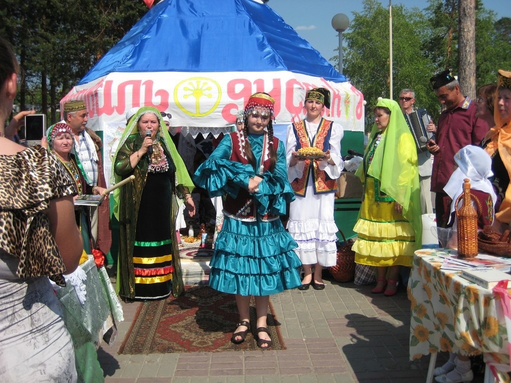 Участники фольклорной группы «Хазина» на городском празднике.