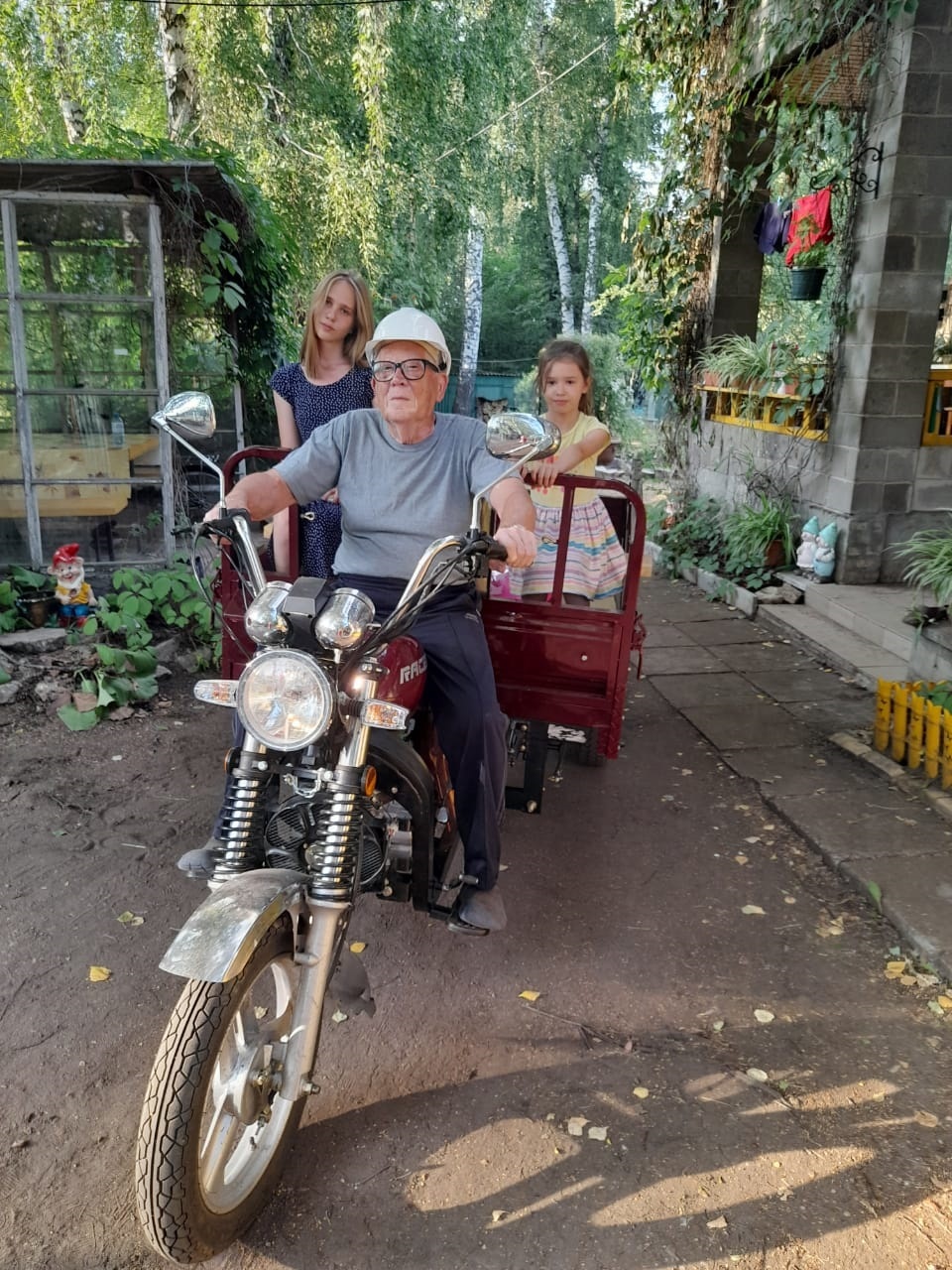 На даче с внучкой Полиной и правнучкой Софией.