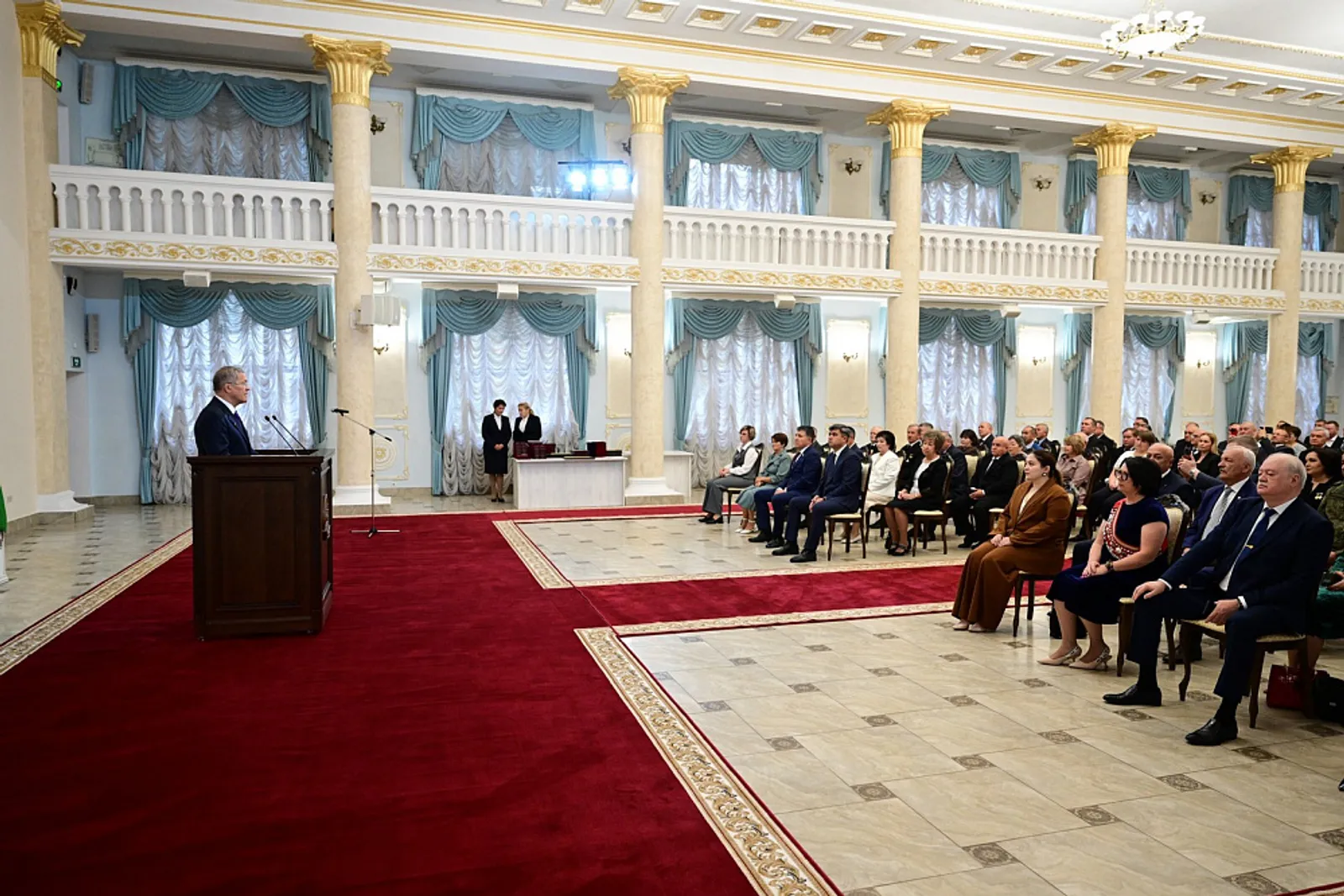 Радий Хабиров вручил госнаграды в честь Дня Республики