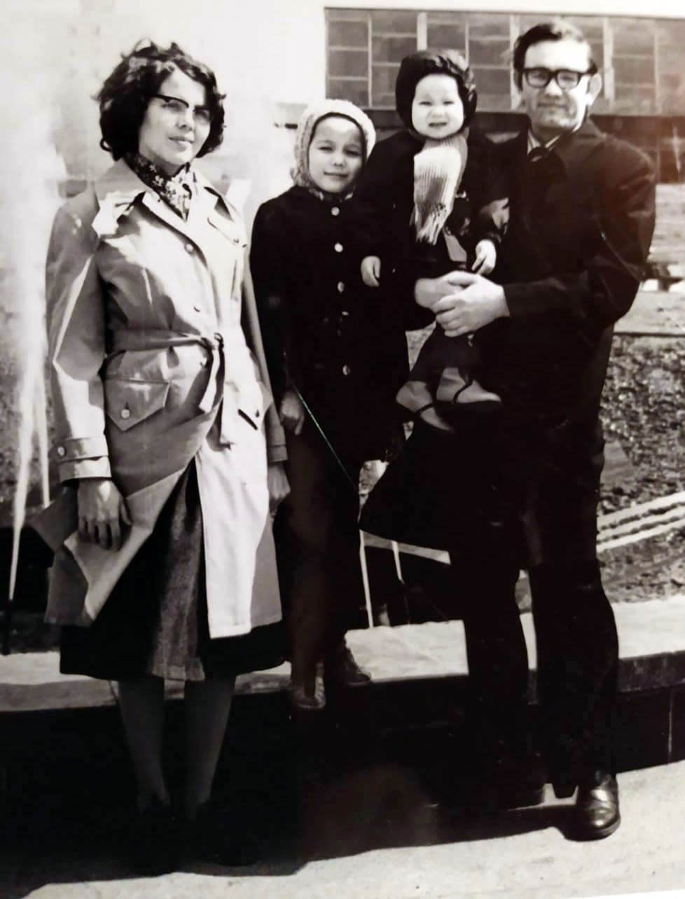 С супругой Резедой, дочерью Гузель, сыном Азатом. В годы учёбы  в Москве. 1978 г.