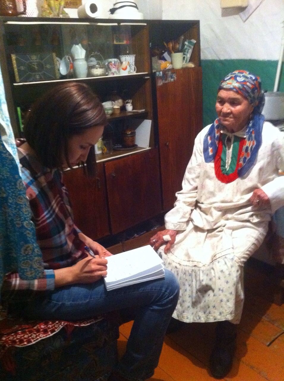 Во время экспедиции в д.Карышкино Баймакского  района с информатором Г.А.Янтилиной. 2014 г.