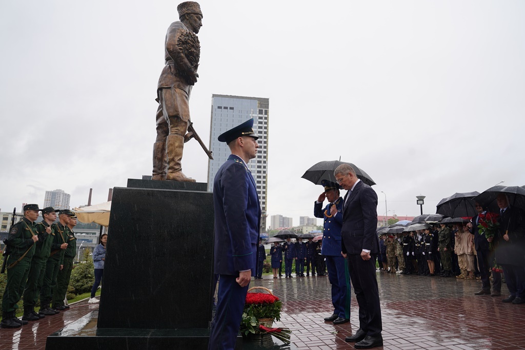 В Уфе открыли памятник легендарному герою-разведчику Даяну Мурзину