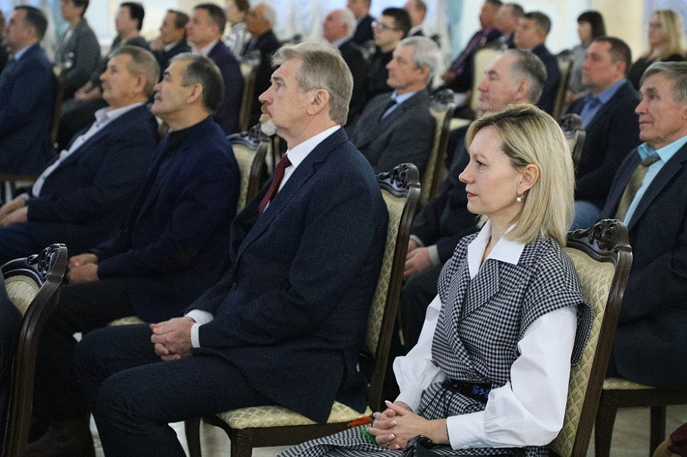 Радий Хабиров наградил работников промышленности Башкортостана