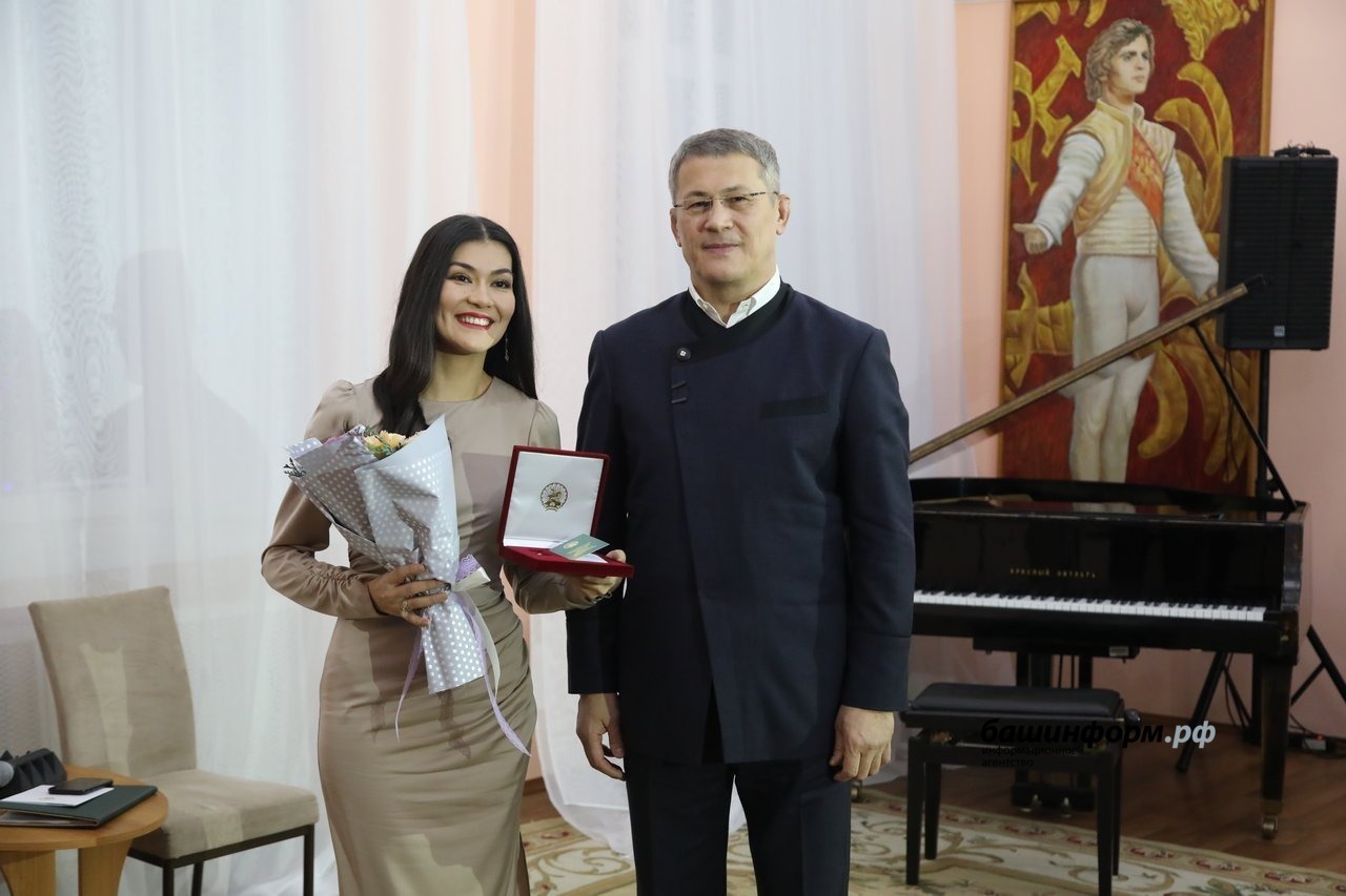 Глава Башкортостана наградил деятелей культуры государственными наградами