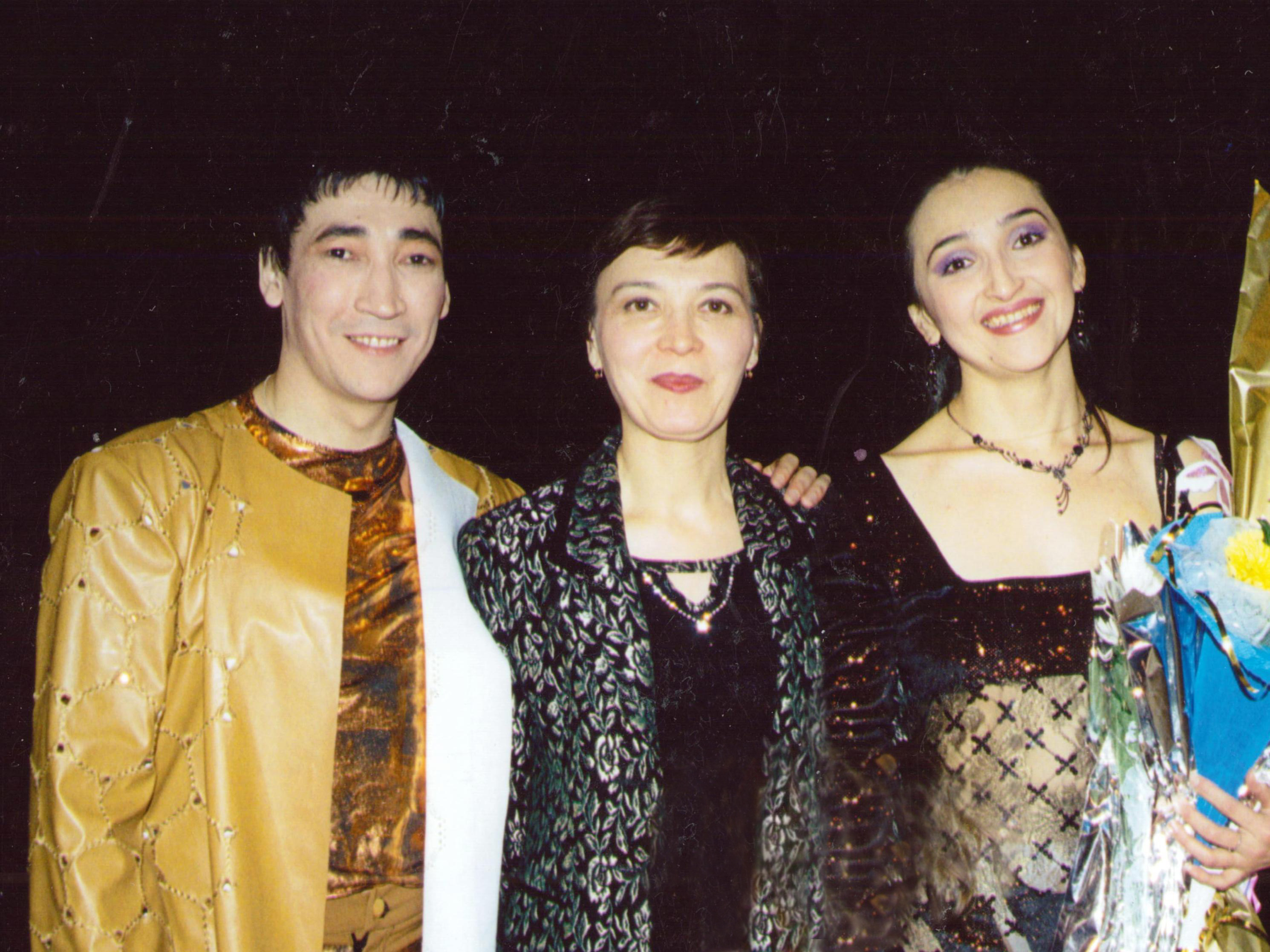 «Йондоҙло күпер» мюзиклы премьераһында Азат Йыһаншин  һәм Фирүзә Париж менән. 2003 й.