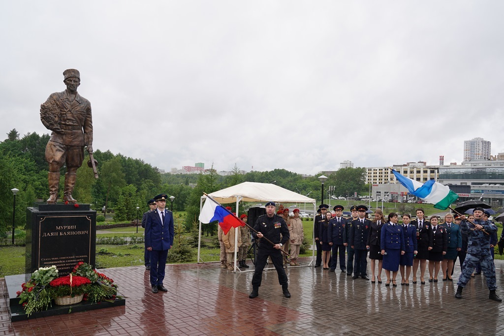 В Уфе открыли памятник легендарному герою-разведчику Даяну Мурзину