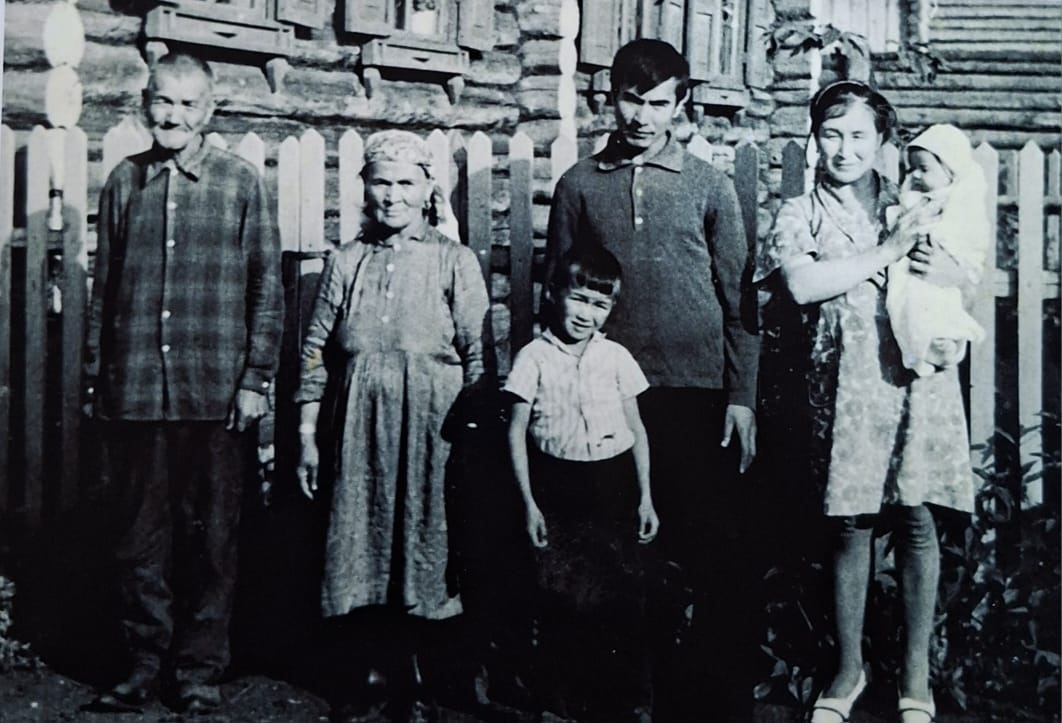 Атаһы Әбүталип, әсәһе Баҙыян, ҡатыны һәм балалары менән. 1977 й.