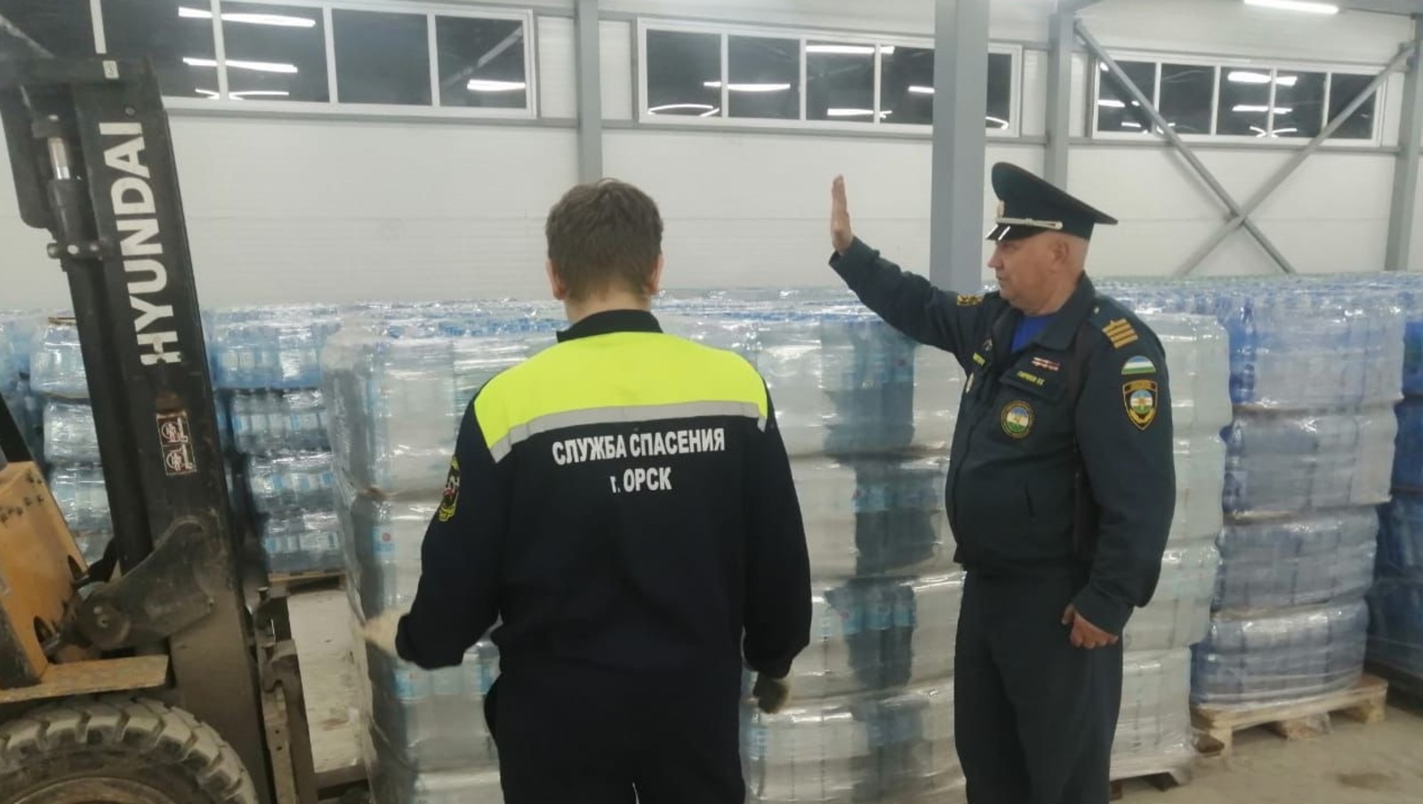 По поручению Главы Башкирии в Оренбургскую область доставлено более 80 тонн воды