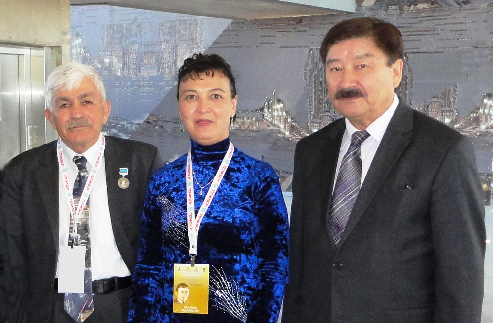 Төрөк шағиры Али Аҡбаш һәм ТӨРКСОЙ-ҙың генераль секретары  Дусен Касеинов менән.