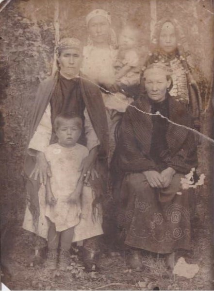 Жена Г.Тагана Магмура с родственниками.