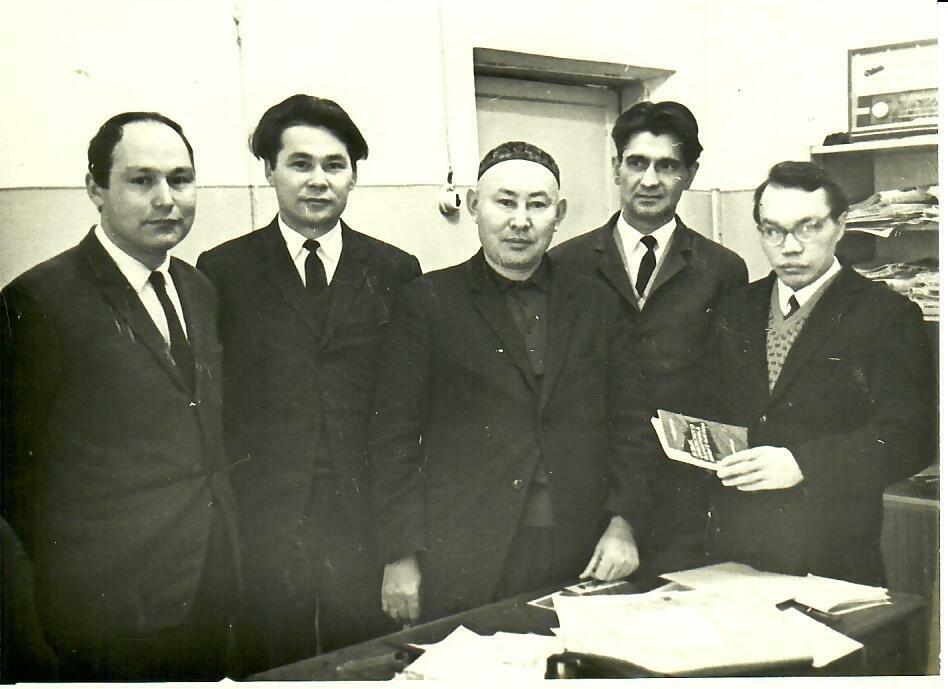 Яҙыусылар (һулдан уңға): Рәшит Шәкүр, Рәшит Солтангәрәев,  билдәле ҡаҙаҡ төркиәтсеһе Ғөбәйҙулла Айҙаров, Ноғман Мусин  һәм Тайфур Сәғитов. А.Виноградов фотоһы.