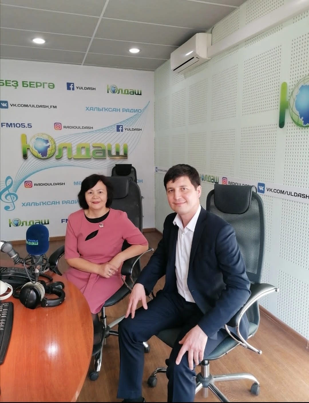 Бывшие деканы Нефтекамского филиала БашГУ  в студии радио «Юлдаш».