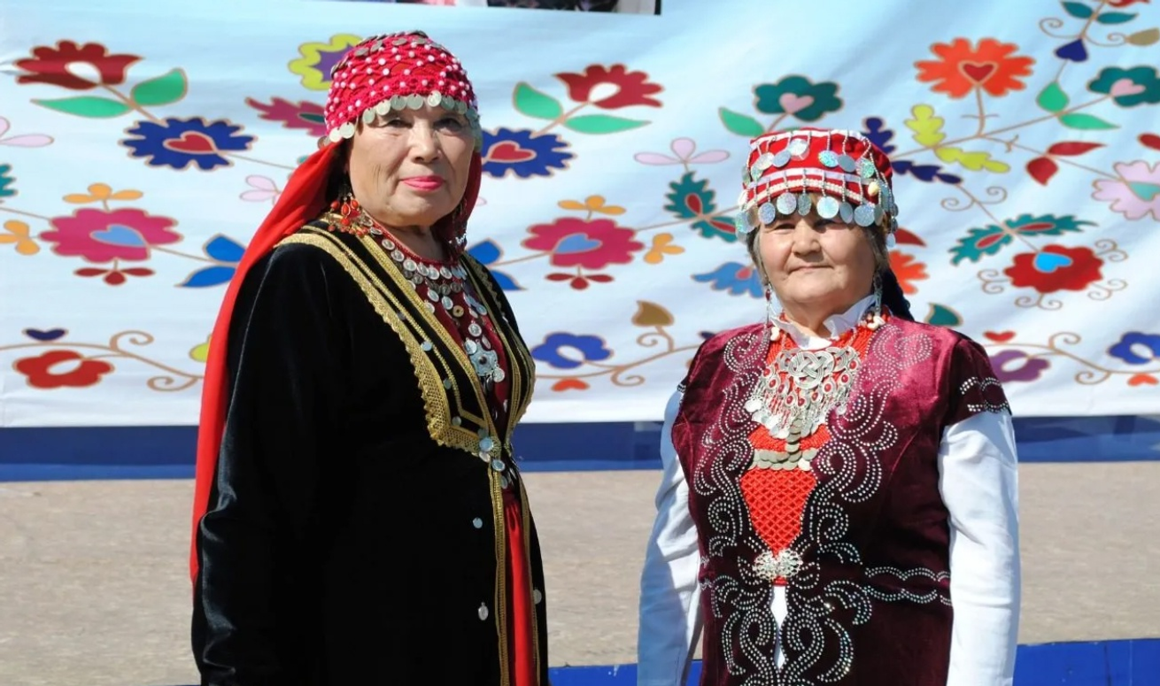 Ҡаҙағстандағы «Аҡбуҙат» этномәҙәни берекмәһе ағзалары  Ләлә Уҫабаева менән Әнисә Сиражетдинова.