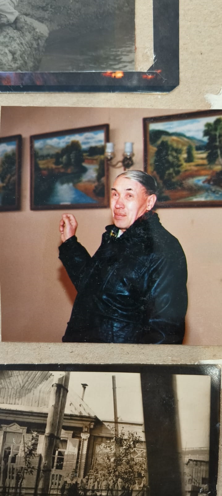 Шәхси күргәҙмәһендә.