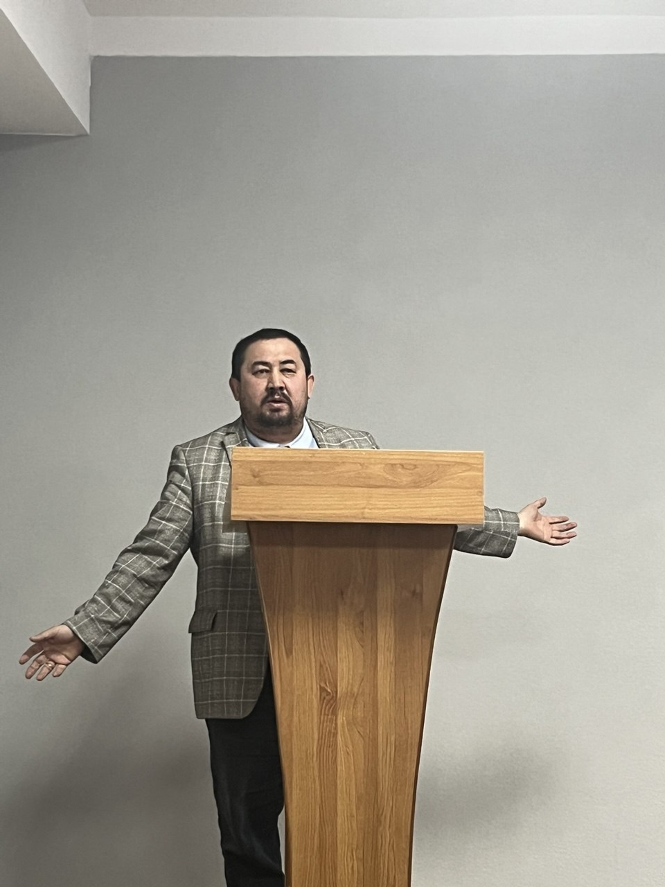 Әҙәби тәнҡит  кәрәк!