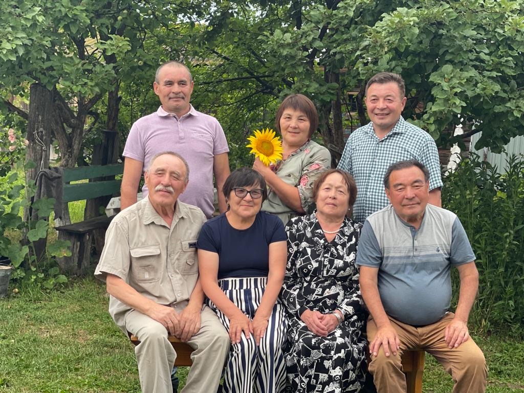 Бер туған Әлибаевтар. Алғы рәттә: Насир, Рәзилә, Рәмзиә, Ҡасим; артҡы рәттә: Ғәли, Таңһылыу, Зәки.