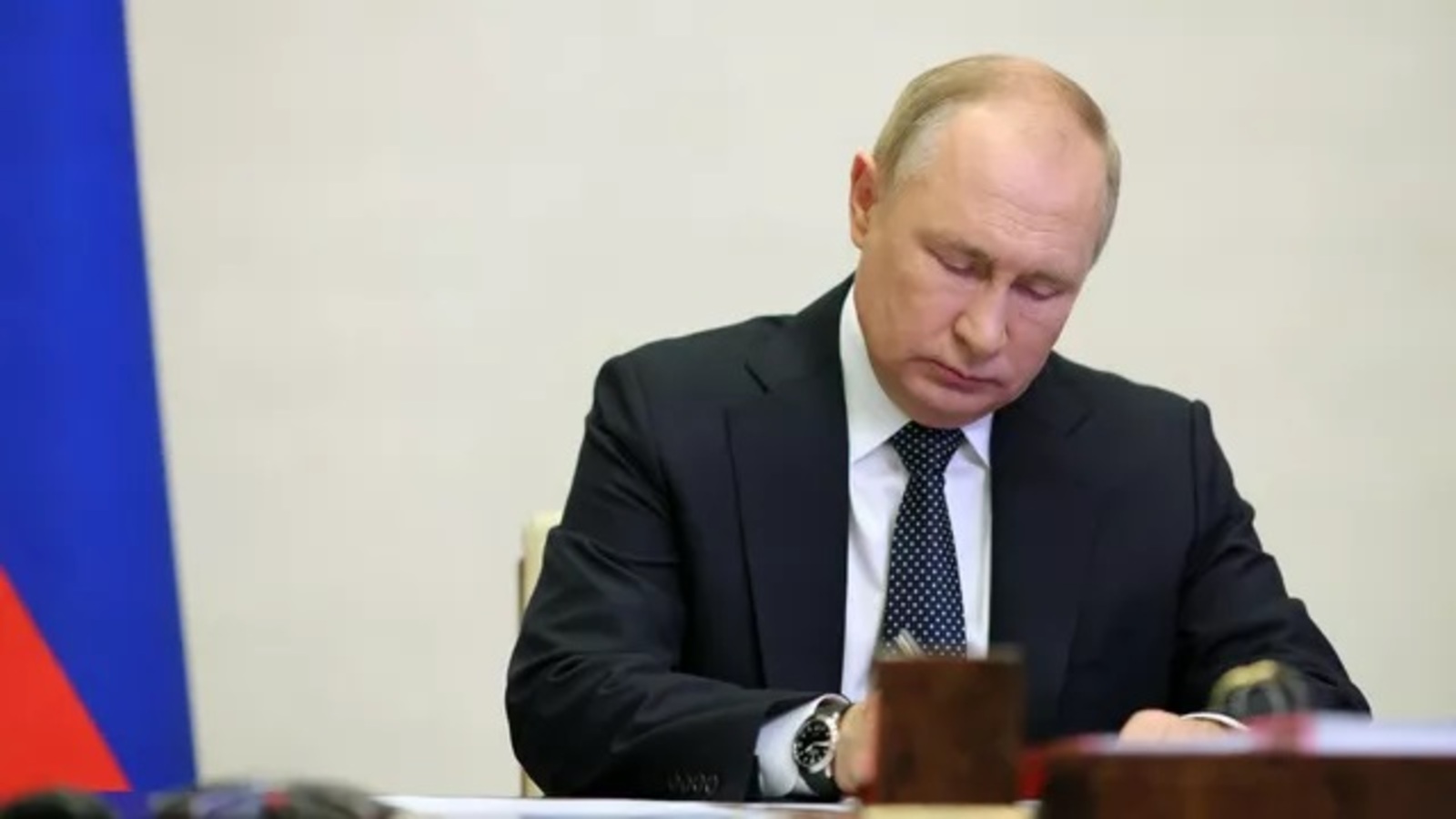 Путин поручил провести международный форум "Россия"