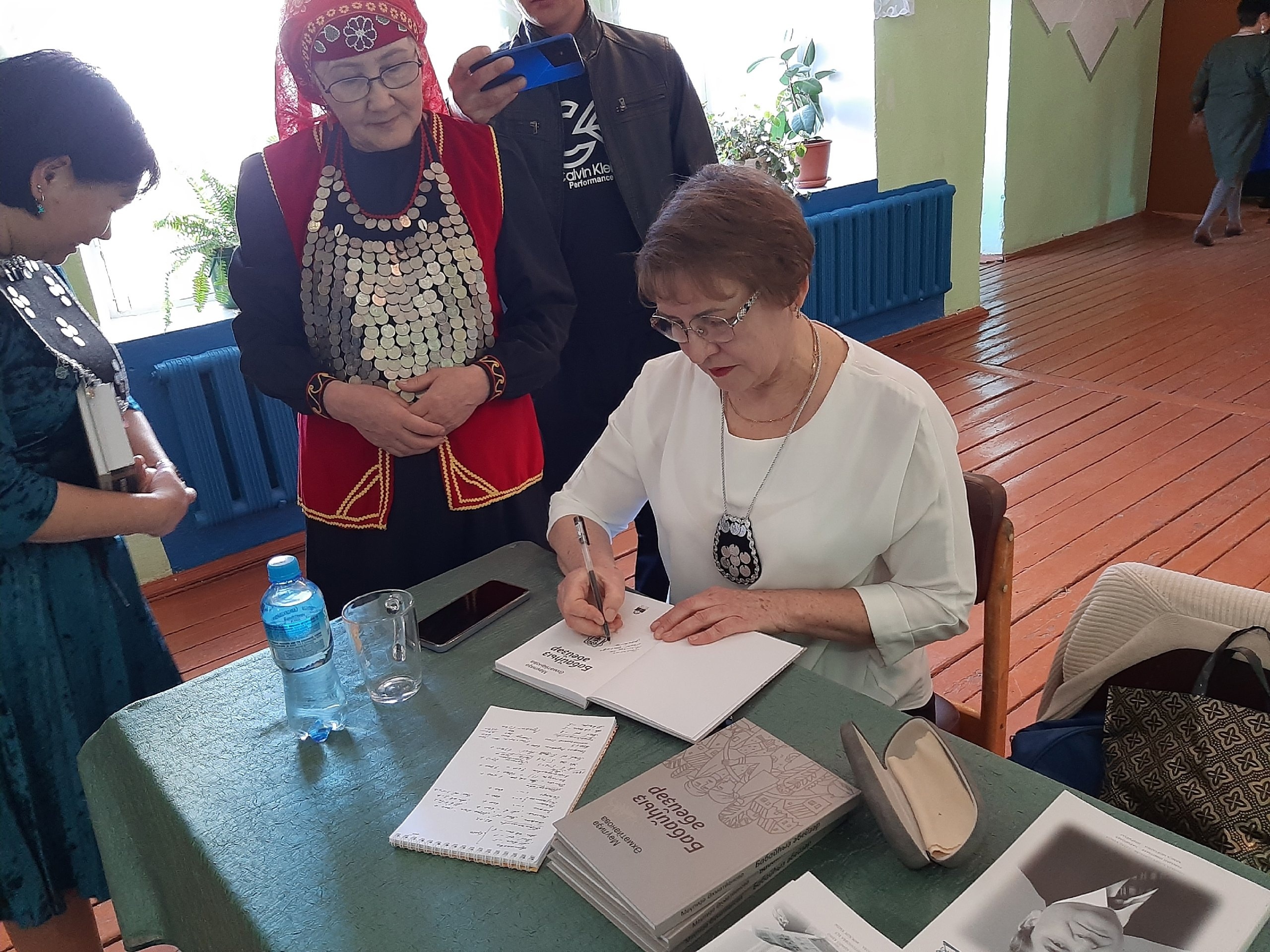 ӘҪӘР үҙ тормошо менән йәшәй